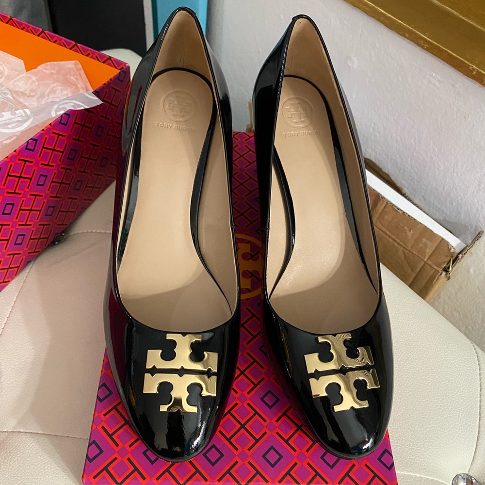 BNIB Tory Burch Raleigh 70mm wedges.